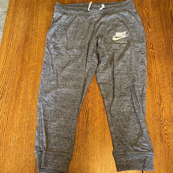 Nike Cropped Sweatpants - Picture 1 of 3